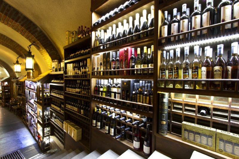 bar-LA CROIX VALMER-min_world_street_travel_shop_canon_georgia_wine_bottles-429767